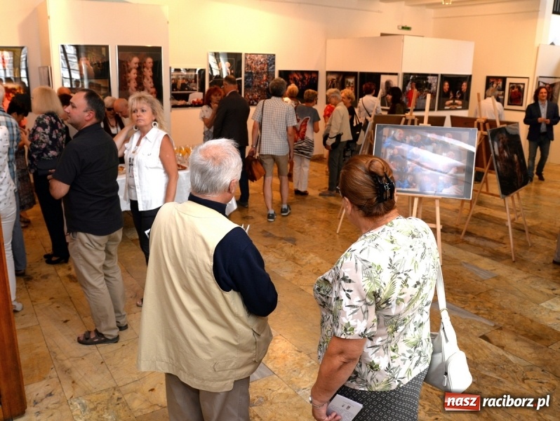 Zdjęcie w galerii na portalu naszraciborz.pl: Portret współczesny. Fotokompozycje - nowa wystawa Bolesława Stachowa w Muzeum wiadomości z regionu