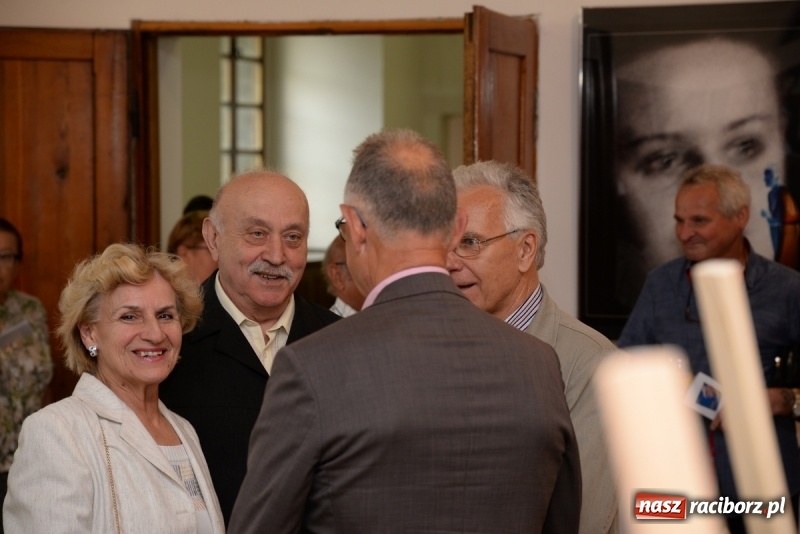 Zdjęcie w galerii na portalu naszraciborz.pl: Portret współczesny. Fotokompozycje - nowa wystawa Bolesława Stachowa w Muzeum wiadomości z regionu