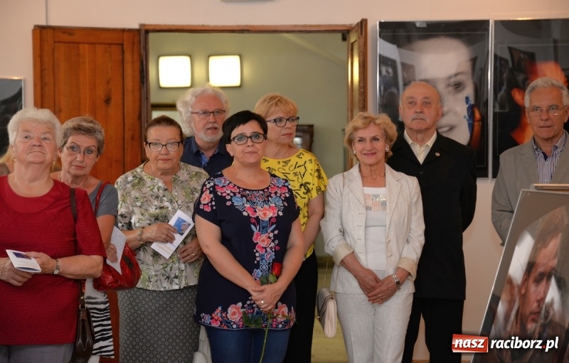 Zdjęcie w galerii na portalu naszraciborz.pl: Portret współczesny. Fotokompozycje - nowa wystawa Bolesława Stachowa w Muzeum wiadomości z regionu