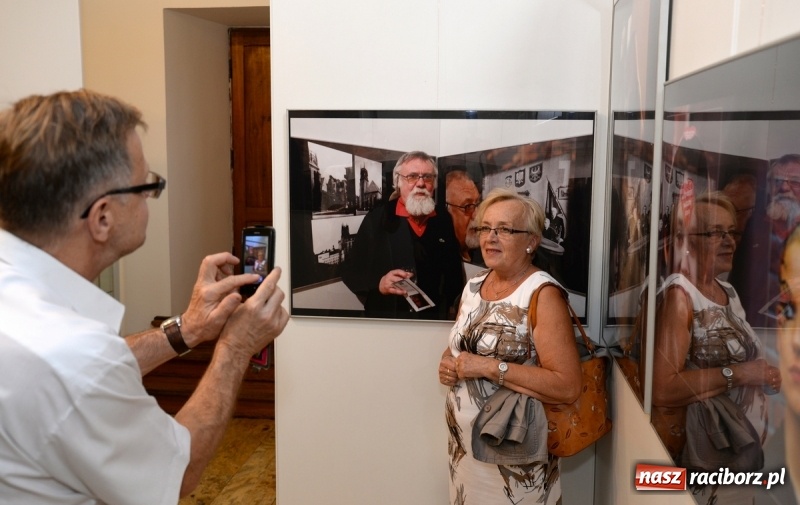 Zdjęcie w galerii na portalu naszraciborz.pl: Portret współczesny. Fotokompozycje - nowa wystawa Bolesława Stachowa w Muzeum wiadomości z regionu