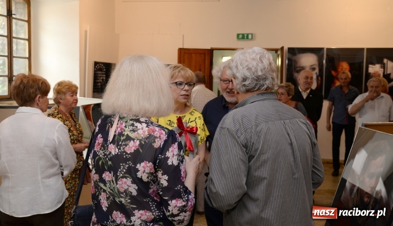 Zdjęcie w galerii na portalu naszraciborz.pl: Portret współczesny. Fotokompozycje - nowa wystawa Bolesława Stachowa w Muzeum wiadomości z regionu