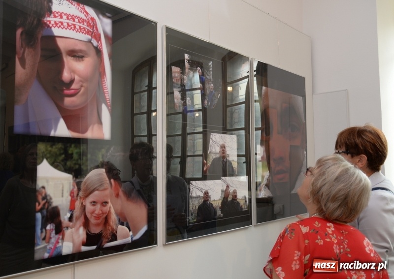 Zdjęcie w galerii na portalu naszraciborz.pl: Portret współczesny. Fotokompozycje - nowa wystawa Bolesława Stachowa w Muzeum wiadomości z regionu