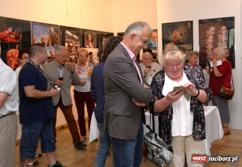 Zdjęcie w galerii na portalu naszraciborz.pl: Portret współczesny. Fotokompozycje - nowa wystawa Bolesława Stachowa w Muzeum wiadomości z regionu