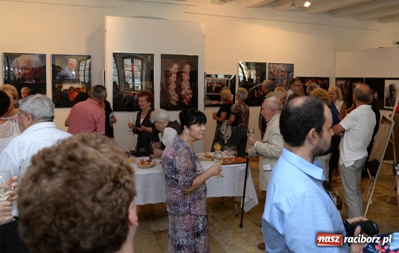 Zdjęcie w galerii na portalu naszraciborz.pl: Portret współczesny. Fotokompozycje - nowa wystawa Bolesława Stachowa w Muzeum wiadomości z regionu