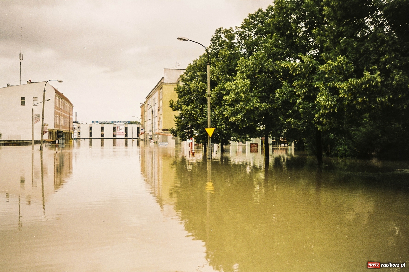 Zdjęcie w galerii na portalu naszraciborz.pl: Niepublikowane zdjęcia z powodzi w 1997 roku wiadomości z regionu