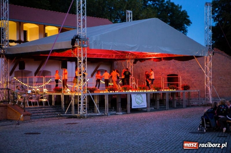 Zdjęcie w galerii na portalu naszraciborz.pl: Salsoteka na Zamku Piastowskim wiadomości z regionu