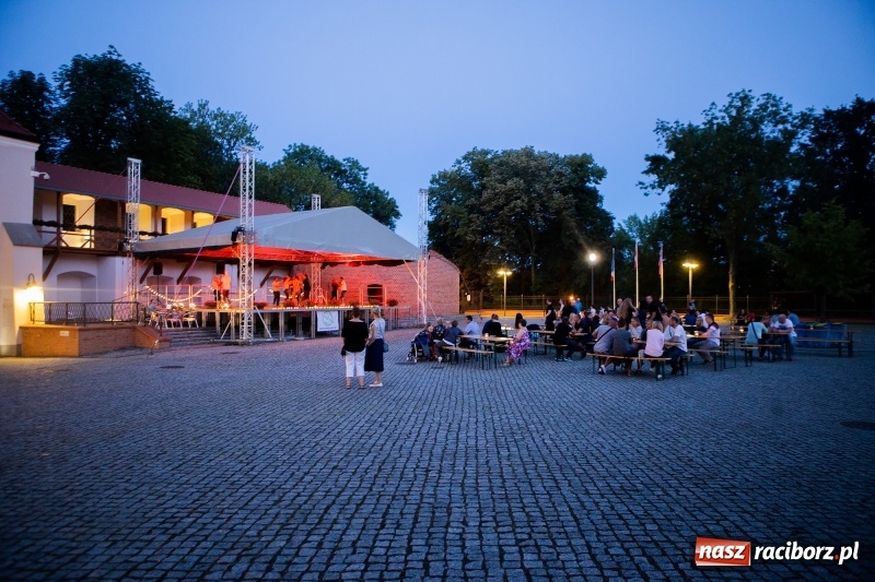 Zdjęcie w galerii na portalu naszraciborz.pl: Salsoteka na Zamku Piastowskim wiadomości z regionu