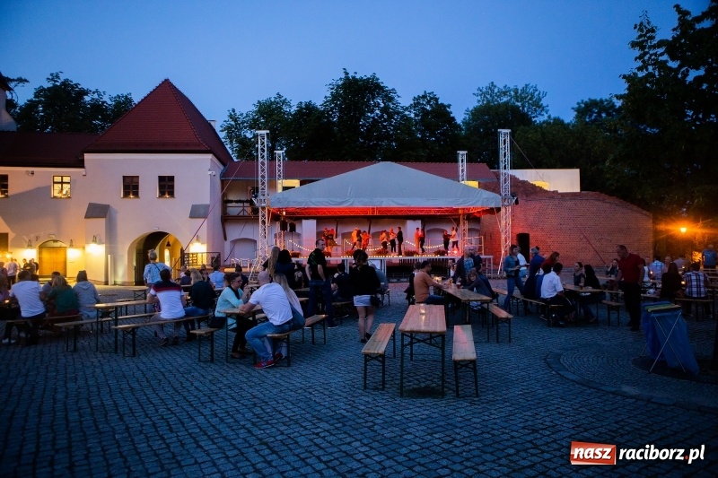 Zdjęcie w galerii na portalu naszraciborz.pl: Salsoteka na Zamku Piastowskim wiadomości z regionu