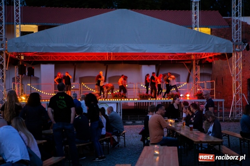 Zdjęcie w galerii na portalu naszraciborz.pl: Salsoteka na Zamku Piastowskim wiadomości z regionu