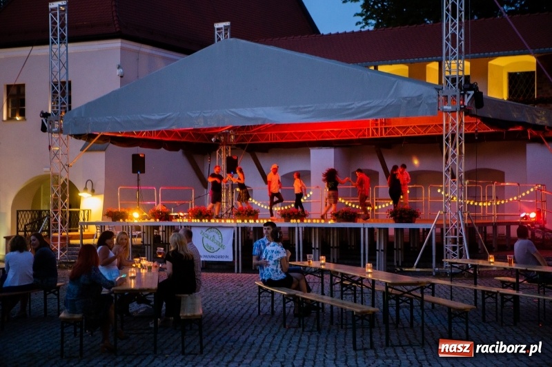 Zdjęcie w galerii na portalu naszraciborz.pl: Salsoteka na Zamku Piastowskim wiadomości z regionu