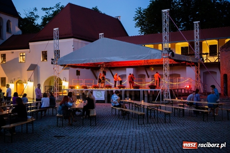 Zdjęcie w galerii na portalu naszraciborz.pl: Salsoteka na Zamku Piastowskim wiadomości z regionu