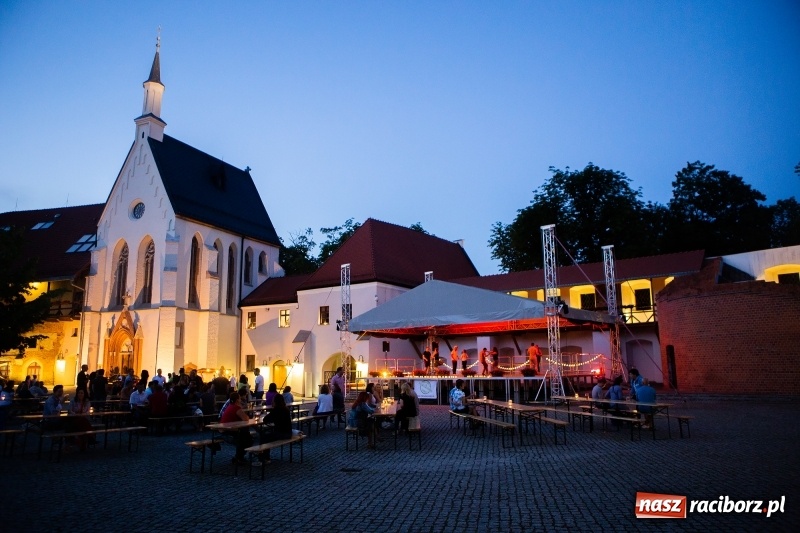 Zdjęcie w galerii na portalu naszraciborz.pl: Salsoteka na Zamku Piastowskim wiadomości z regionu