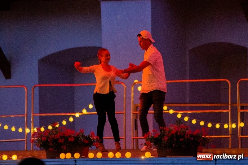 Zdjęcie w galerii na portalu naszraciborz.pl: Salsoteka na Zamku Piastowskim wiadomości z regionu