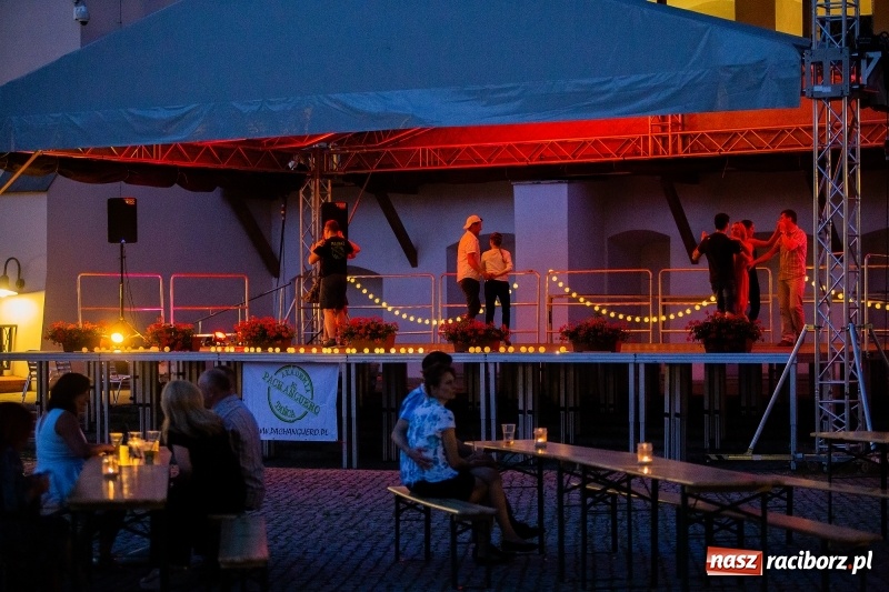 Zdjęcie w galerii na portalu naszraciborz.pl: Salsoteka na Zamku Piastowskim wiadomości z regionu