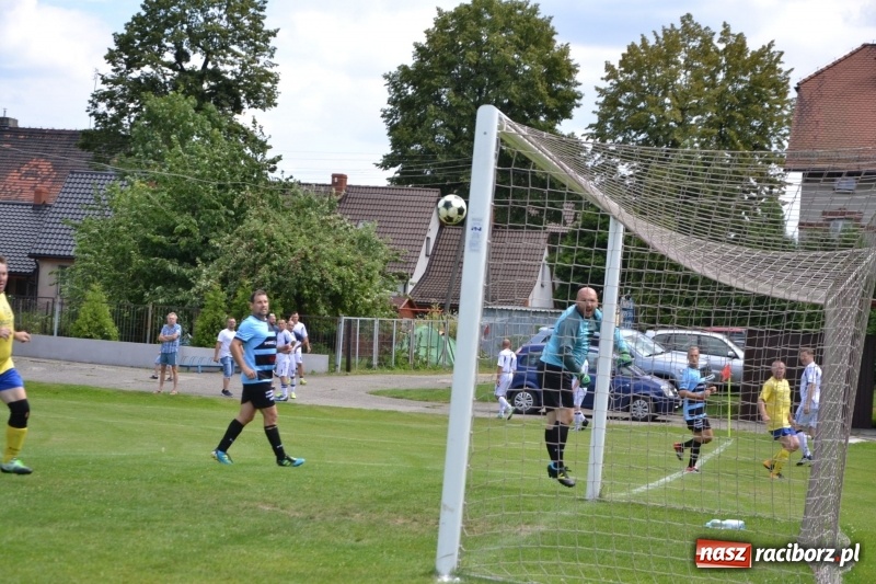 Zdjęcie w galerii na portalu naszraciborz.pl: Odlboje walczyli na murawie w Chałupkach  wiadomości z regionu