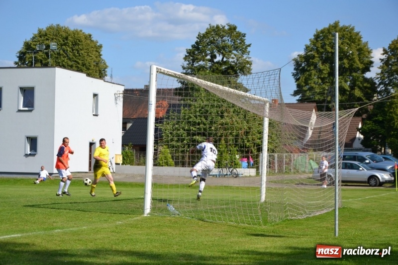 Zdjęcie w galerii na portalu naszraciborz.pl: Odlboje walczyli na murawie w Chałupkach  wiadomości z regionu