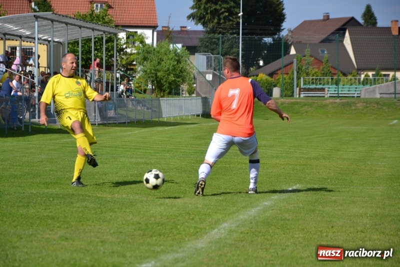 Zdjęcie w galerii na portalu naszraciborz.pl: Odlboje walczyli na murawie w Chałupkach  wiadomości z regionu