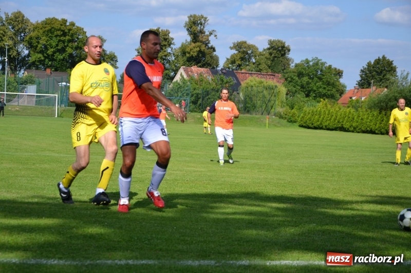 Zdjęcie w galerii na portalu naszraciborz.pl: Odlboje walczyli na murawie w Chałupkach  wiadomości z regionu