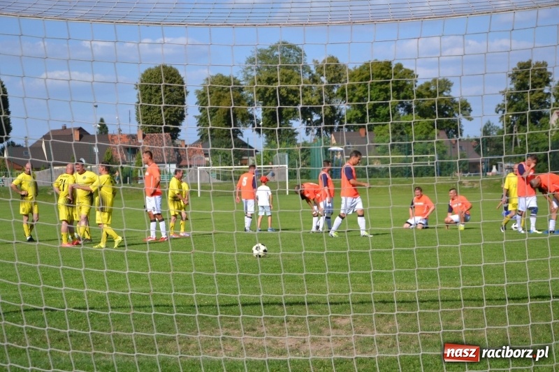 Zdjęcie w galerii na portalu naszraciborz.pl: Odlboje walczyli na murawie w Chałupkach  wiadomości z regionu