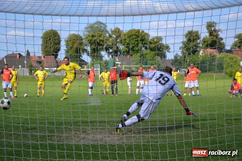 Zdjęcie w galerii na portalu naszraciborz.pl: Odlboje walczyli na murawie w Chałupkach  wiadomości z regionu