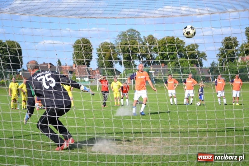 Zdjęcie w galerii na portalu naszraciborz.pl: Odlboje walczyli na murawie w Chałupkach  wiadomości z regionu
