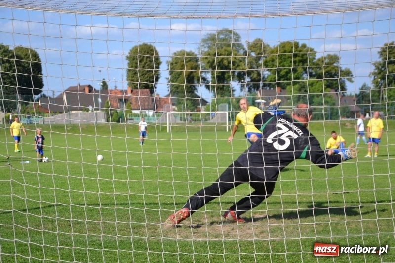 Zdjęcie w galerii na portalu naszraciborz.pl: Odlboje walczyli na murawie w Chałupkach  wiadomości z regionu