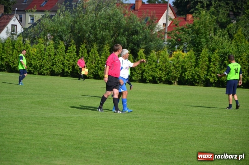 Zdjęcie w galerii na portalu naszraciborz.pl: Odlboje walczyli na murawie w Chałupkach  wiadomości z regionu