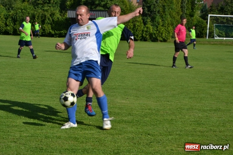 Zdjęcie w galerii na portalu naszraciborz.pl: Odlboje walczyli na murawie w Chałupkach  wiadomości z regionu