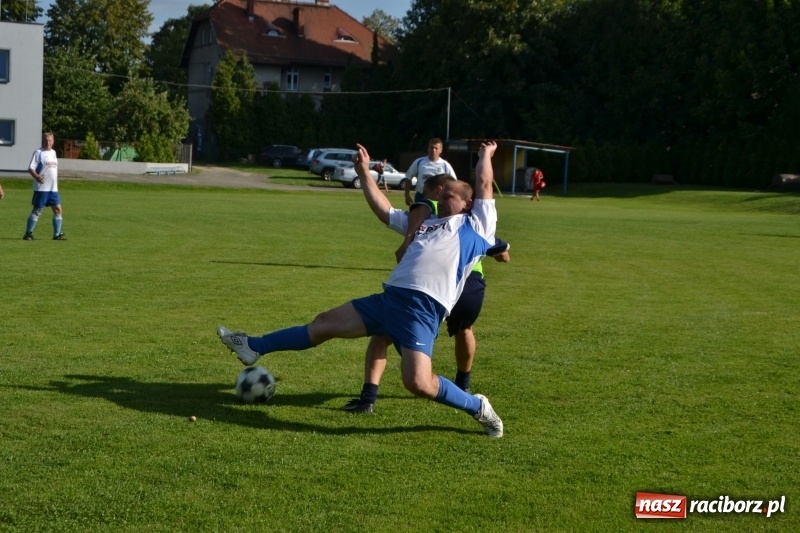 Zdjęcie w galerii na portalu naszraciborz.pl: Odlboje walczyli na murawie w Chałupkach  wiadomości z regionu