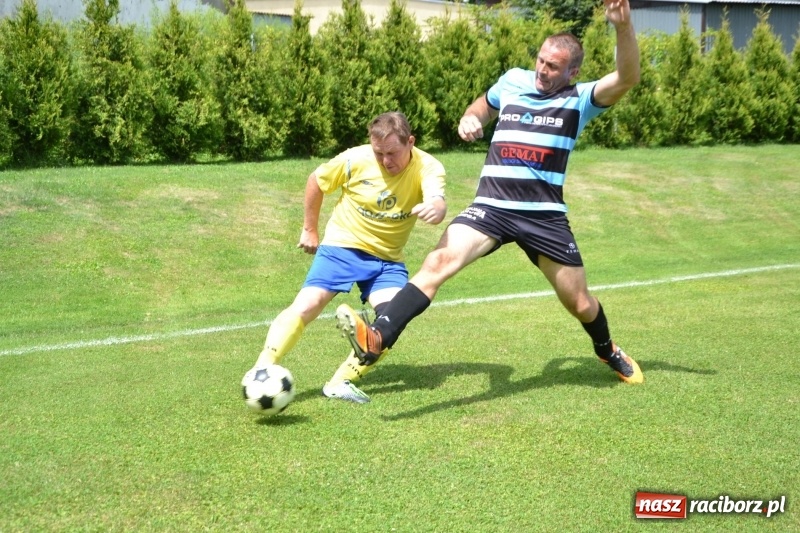 Zdjęcie w galerii na portalu naszraciborz.pl: Odlboje walczyli na murawie w Chałupkach  wiadomości z regionu