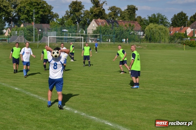 Zdjęcie w galerii na portalu naszraciborz.pl: Odlboje walczyli na murawie w Chałupkach  wiadomości z regionu