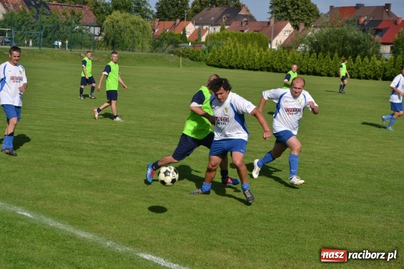Zdjęcie w galerii na portalu naszraciborz.pl: Odlboje walczyli na murawie w Chałupkach  wiadomości z regionu