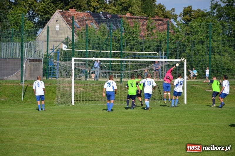 Zdjęcie w galerii na portalu naszraciborz.pl: Odlboje walczyli na murawie w Chałupkach  wiadomości z regionu
