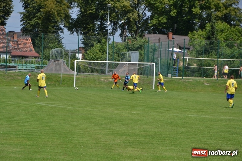 Zdjęcie w galerii na portalu naszraciborz.pl: Odlboje walczyli na murawie w Chałupkach  wiadomości z regionu