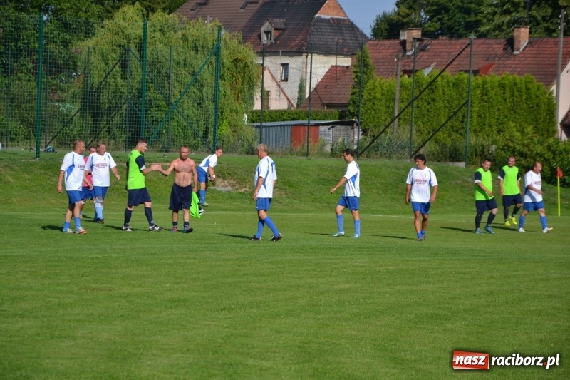 Zdjęcie w galerii na portalu naszraciborz.pl: Odlboje walczyli na murawie w Chałupkach  wiadomości z regionu