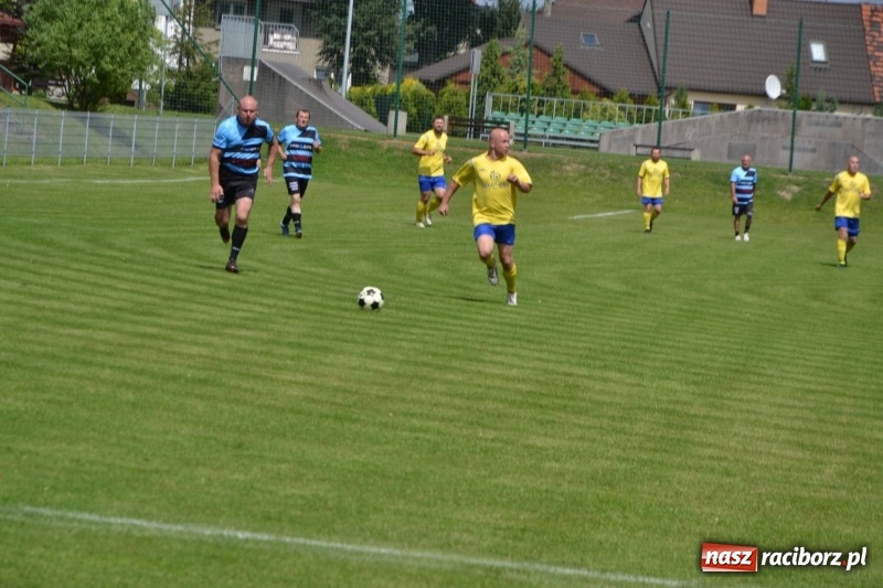 Zdjęcie w galerii na portalu naszraciborz.pl: Odlboje walczyli na murawie w Chałupkach  wiadomości z regionu