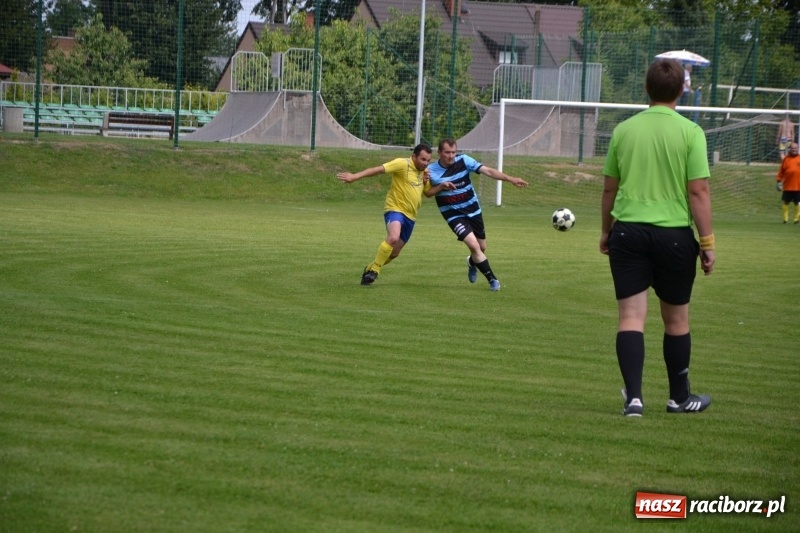 Zdjęcie w galerii na portalu naszraciborz.pl: Odlboje walczyli na murawie w Chałupkach  wiadomości z regionu