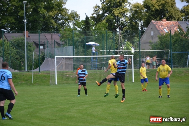 Zdjęcie w galerii na portalu naszraciborz.pl: Odlboje walczyli na murawie w Chałupkach  wiadomości z regionu