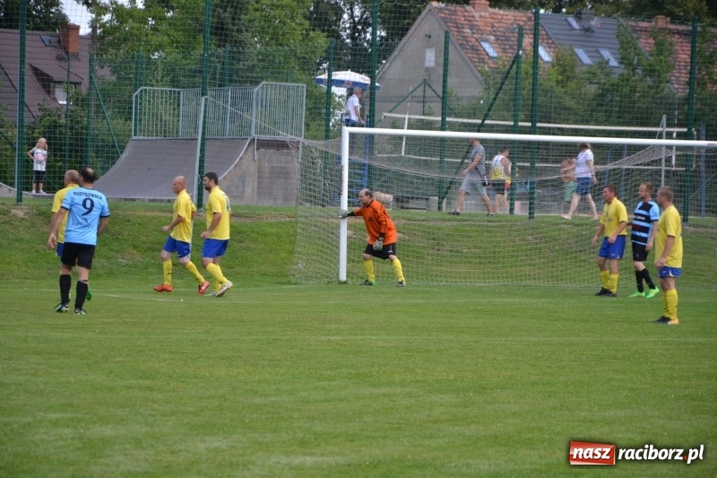 Zdjęcie w galerii na portalu naszraciborz.pl: Odlboje walczyli na murawie w Chałupkach  wiadomości z regionu