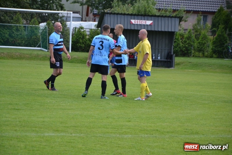 Zdjęcie w galerii na portalu naszraciborz.pl: Odlboje walczyli na murawie w Chałupkach  wiadomości z regionu