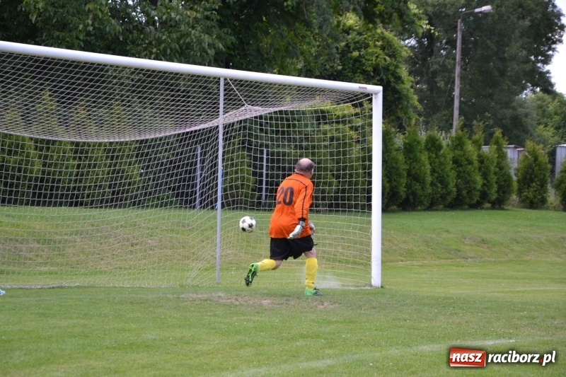 Zdjęcie w galerii na portalu naszraciborz.pl: Odlboje walczyli na murawie w Chałupkach  wiadomości z regionu