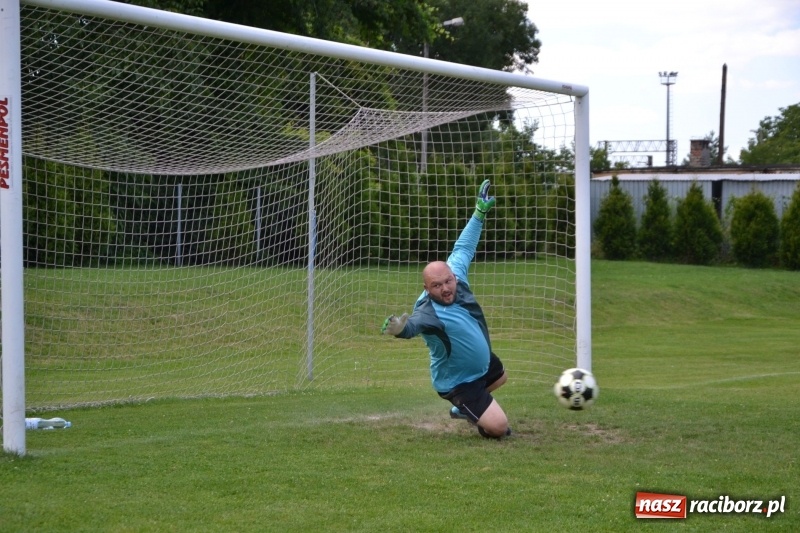 Zdjęcie w galerii na portalu naszraciborz.pl: Odlboje walczyli na murawie w Chałupkach  wiadomości z regionu