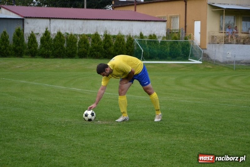 Zdjęcie w galerii na portalu naszraciborz.pl: Odlboje walczyli na murawie w Chałupkach  wiadomości z regionu