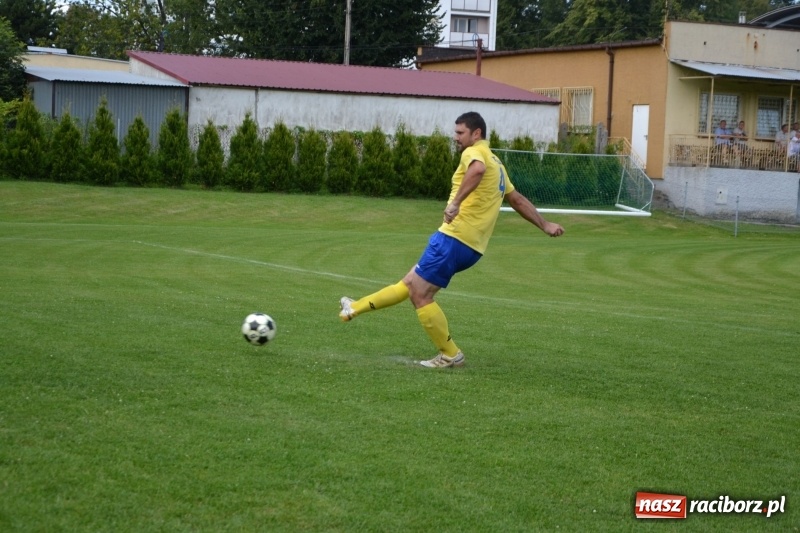 Zdjęcie w galerii na portalu naszraciborz.pl: Odlboje walczyli na murawie w Chałupkach  wiadomości z regionu