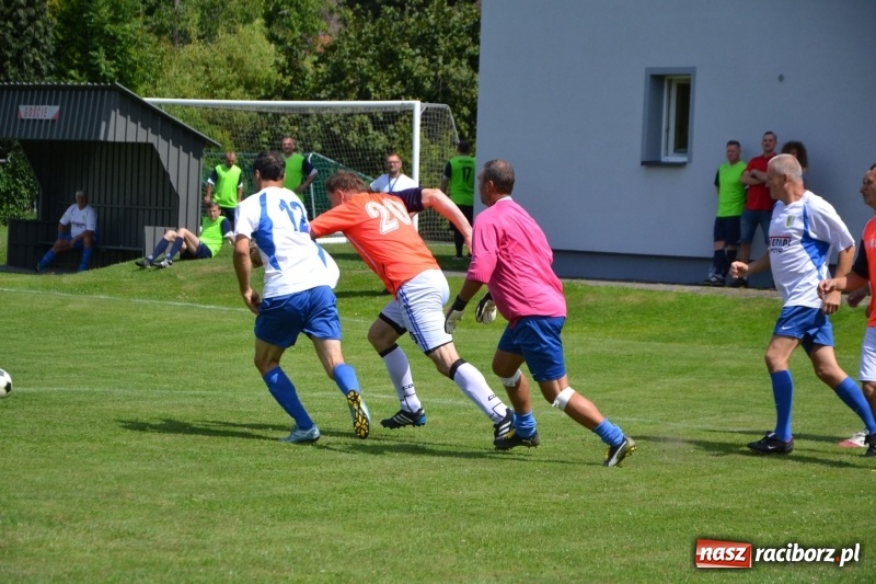 Zdjęcie w galerii na portalu naszraciborz.pl: Odlboje walczyli na murawie w Chałupkach  wiadomości z regionu