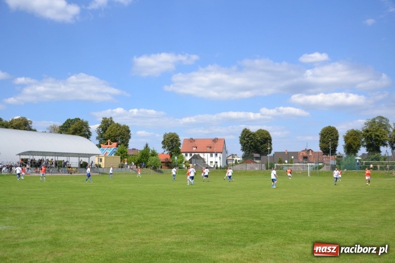 Zdjęcie w galerii na portalu naszraciborz.pl: Odlboje walczyli na murawie w Chałupkach  wiadomości z regionu
