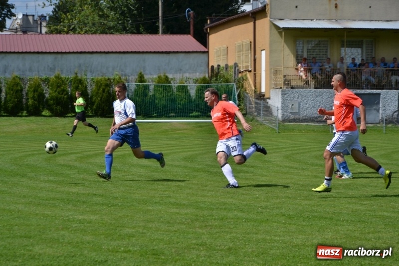 Zdjęcie w galerii na portalu naszraciborz.pl: Odlboje walczyli na murawie w Chałupkach  wiadomości z regionu