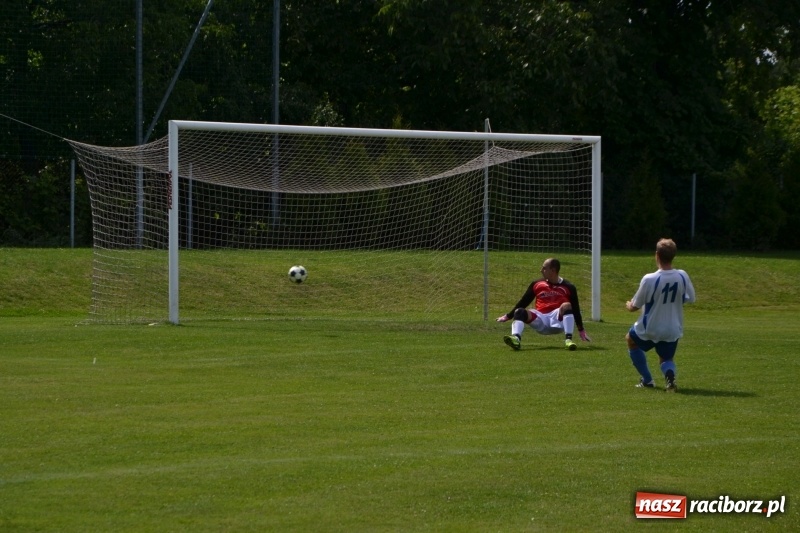 Zdjęcie w galerii na portalu naszraciborz.pl: Odlboje walczyli na murawie w Chałupkach  wiadomości z regionu