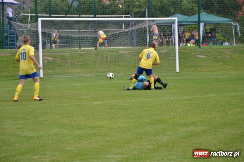 Zdjęcie w galerii na portalu naszraciborz.pl: Odlboje walczyli na murawie w Chałupkach  wiadomości z regionu