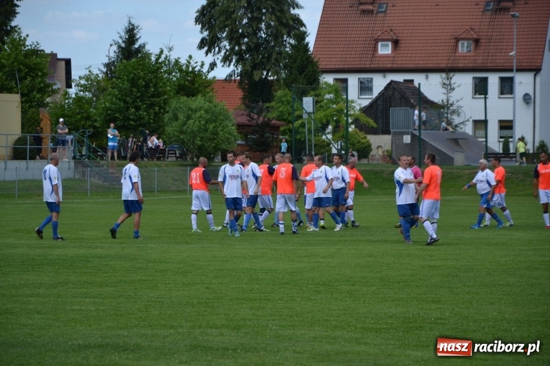 Zdjęcie w galerii na portalu naszraciborz.pl: Odlboje walczyli na murawie w Chałupkach  wiadomości z regionu